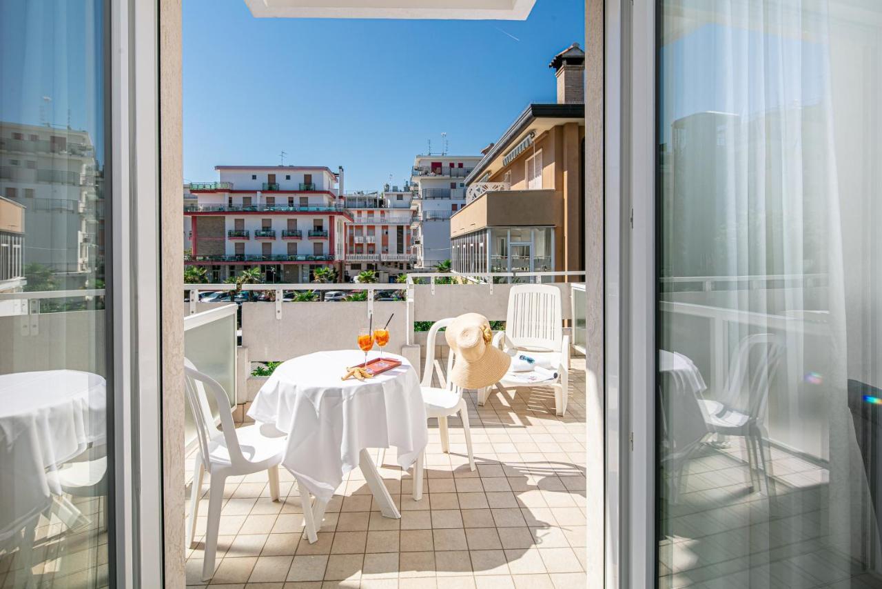 Hotel Pigalle Лідо-ді-Єзоло Екстер'єр фото