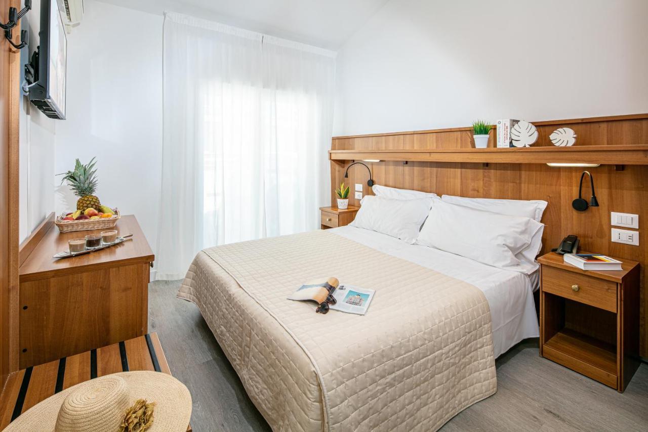 Hotel Pigalle Лідо-ді-Єзоло Екстер'єр фото