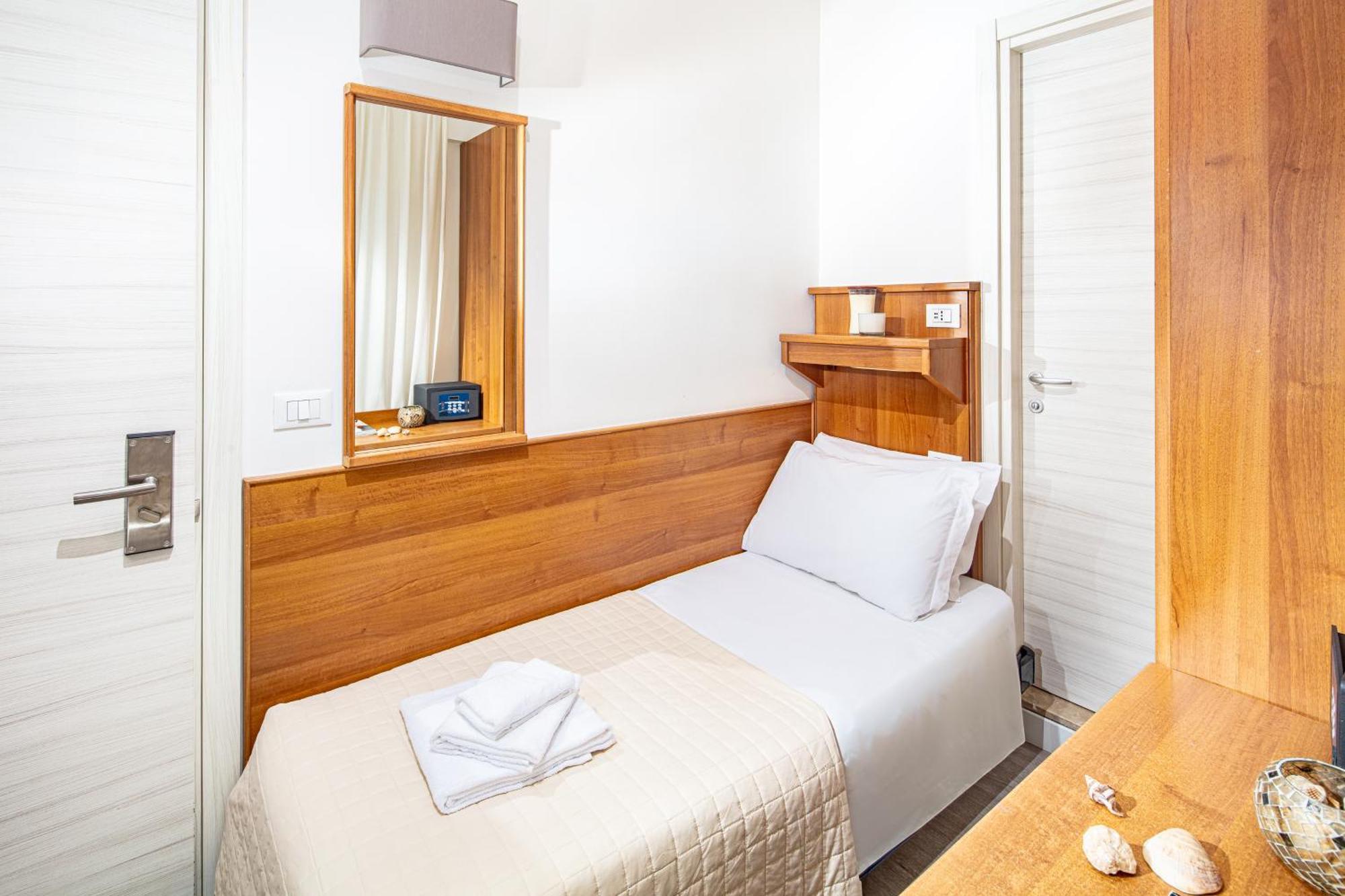 Hotel Pigalle Лідо-ді-Єзоло Екстер'єр фото