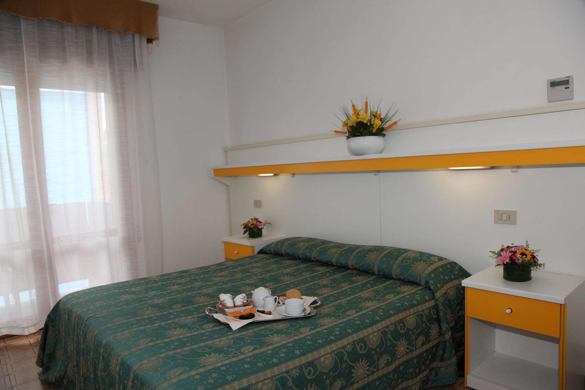 Hotel Pigalle Лідо-ді-Єзоло Екстер'єр фото