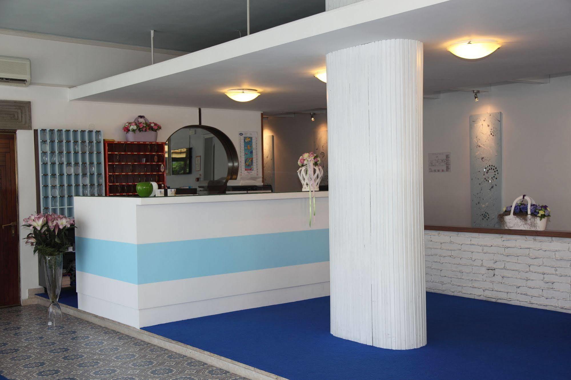 Hotel Pigalle Лідо-ді-Єзоло Екстер'єр фото