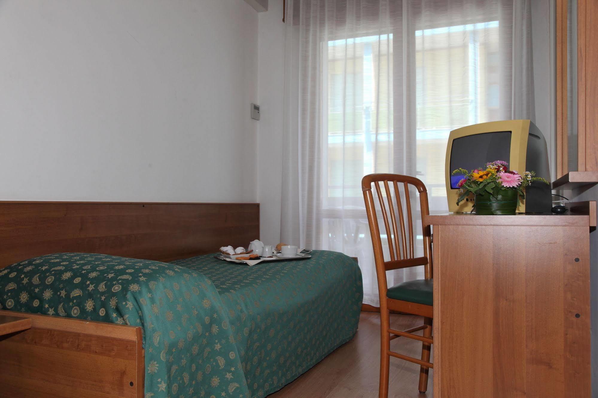 Hotel Pigalle Лідо-ді-Єзоло Екстер'єр фото